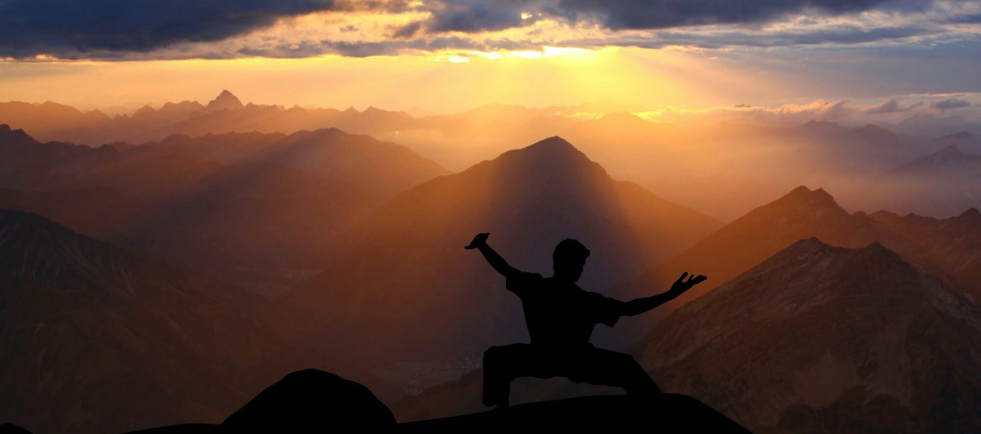 Pratiquant de Tai Chi dans coucher de soleil